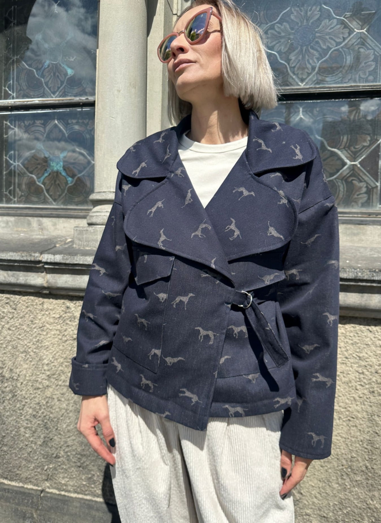 Kurtka Vanita – limitowana kurtka jeansowa z unikatowym nadrukiem chartów.