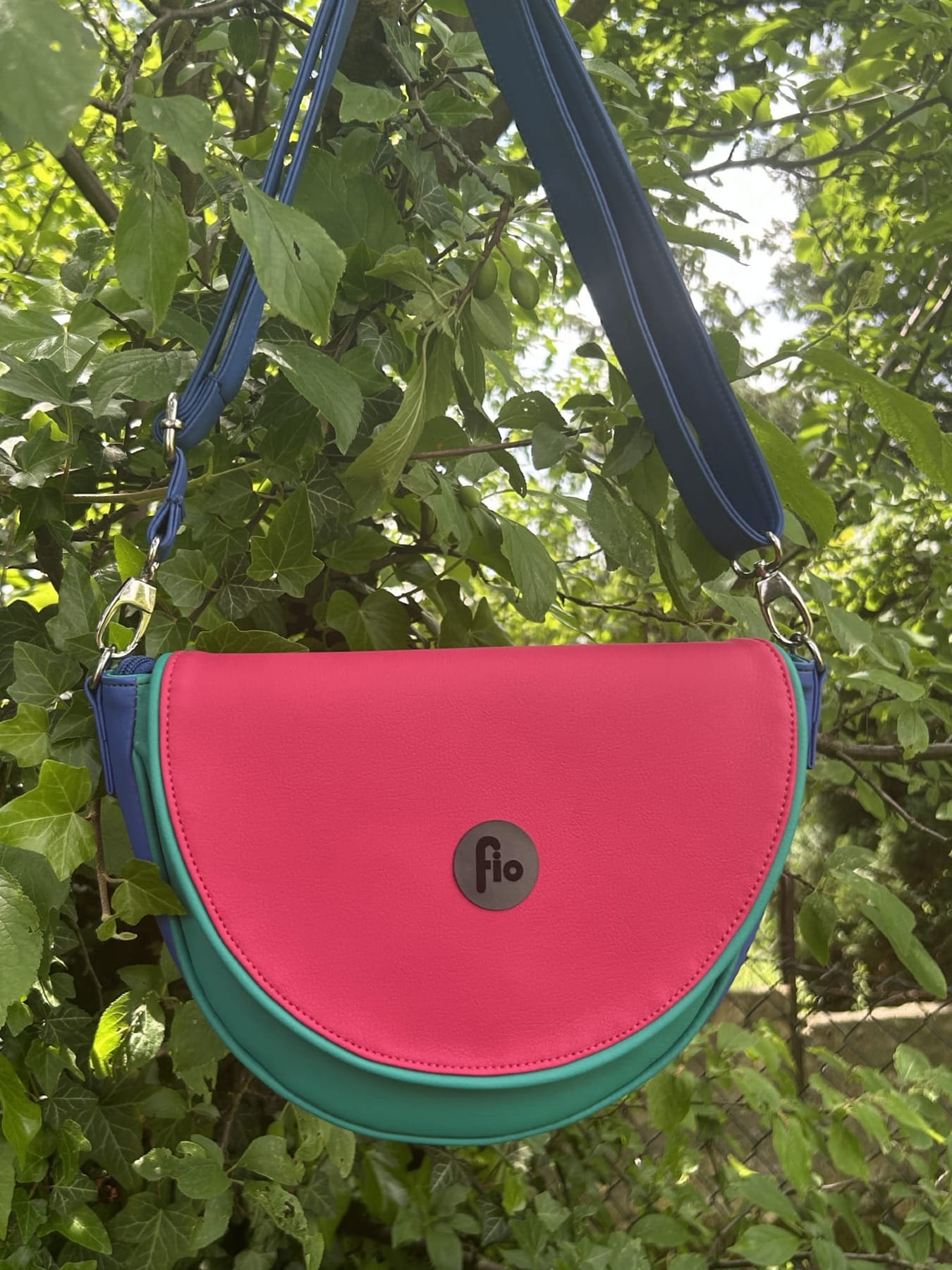 Nerka półokrągła z różową klapką, miętowym przodem i niebieskimi bokami.