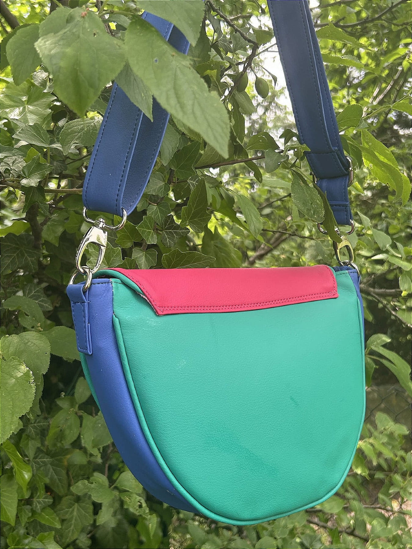 Nerka kolorowa – miętowy tył, różowa klapka, pasek w kolorze niebieskim.