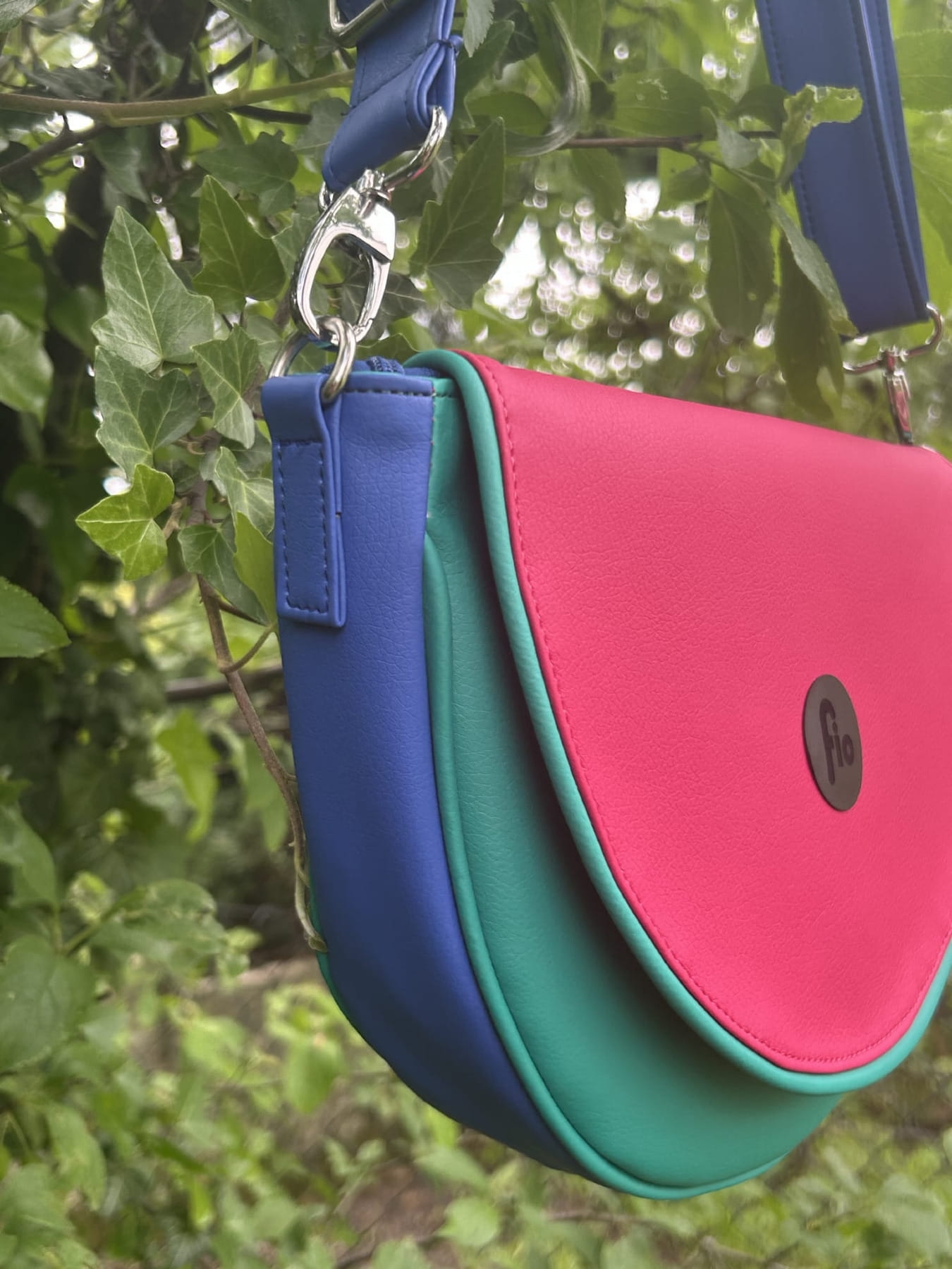 Zbliżenie na zapięcie nerki – klapka na magnes.