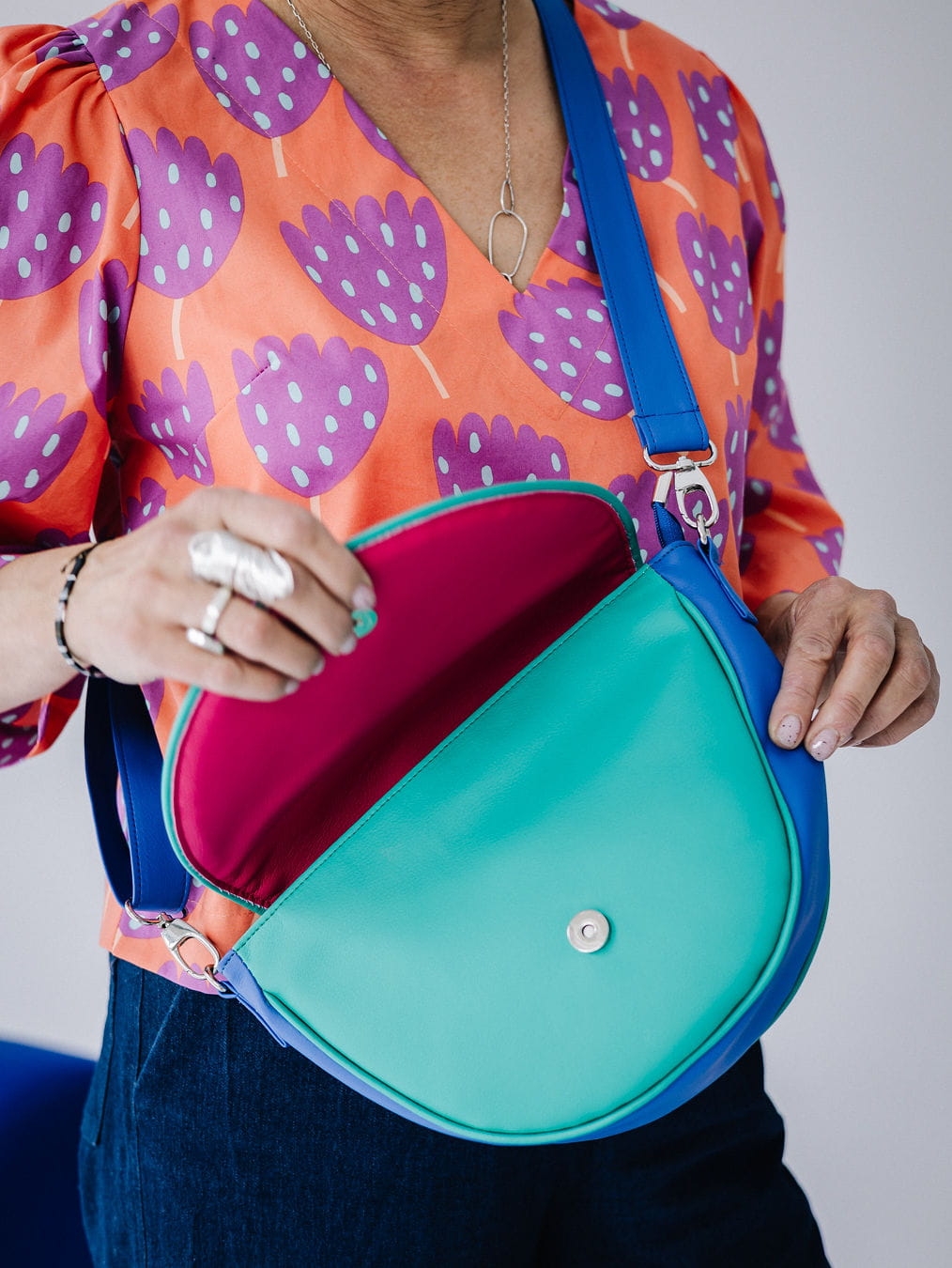 TOREBKA PÓŁKSIĘŻYC TRICOLOR Z RÓZOWĄ KLAPKĄ