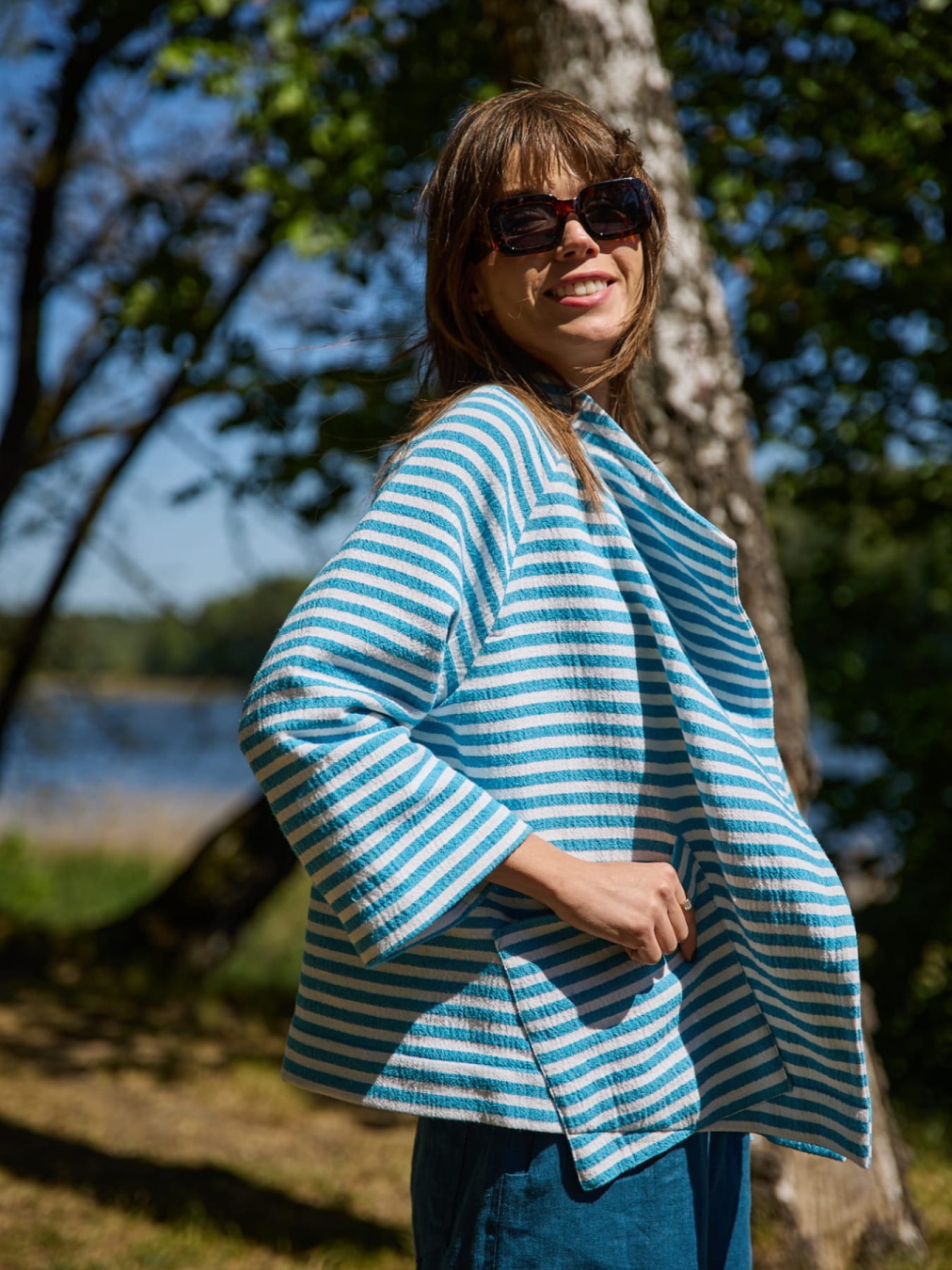 Bawełniane Kimono "Mykonos" z Biało-Niebieskimi Paskami - Idealne na Letni Dzień