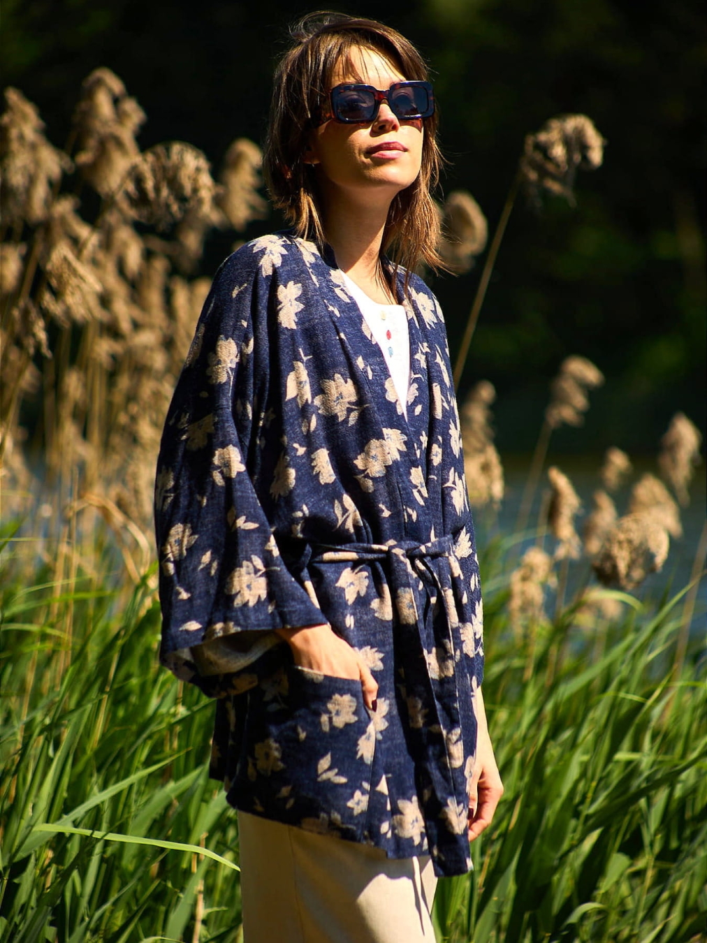 Lniane Kimono z Beżowymi Kwiatami na Granacie - Wielofunkcyjna Elegancja