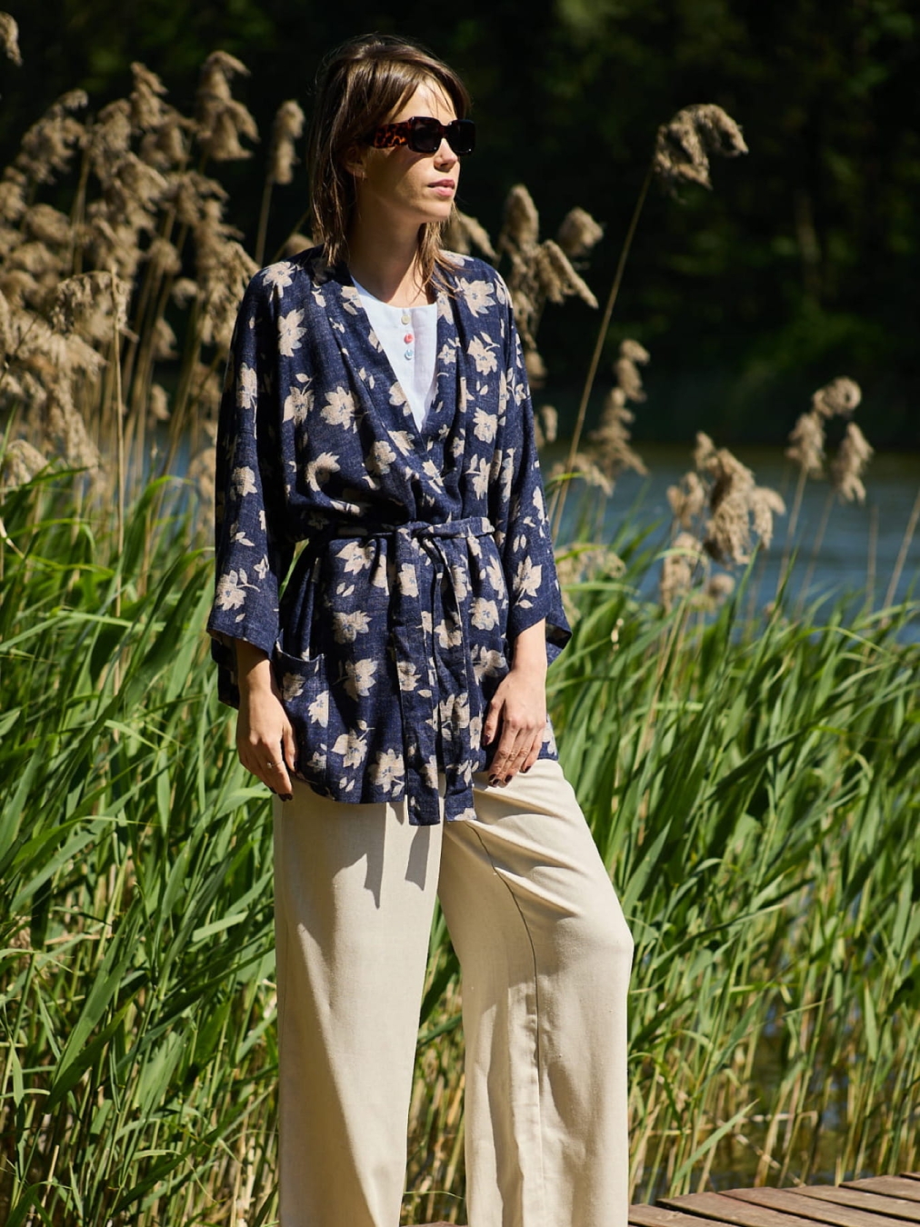 Lniane Kimono z Beżowymi Kwiatami na Granacie - Wielofunkcyjna Elegancja