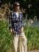 Lniane Kimono z Beżowymi Kwiatami na Granacie - Wielofunkcyjna Elegancja